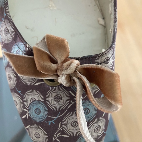 Banolino Flowered Heels - Picture 2 of 5